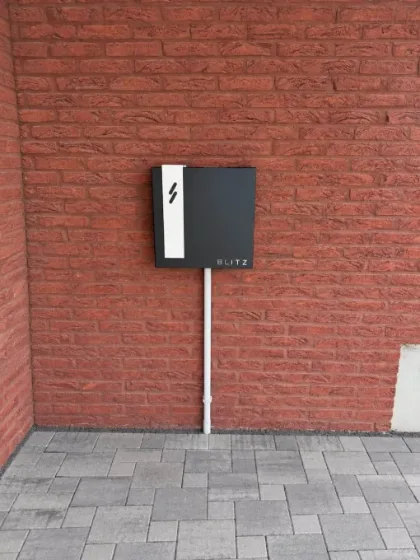 Laadpaal BLITZ rode gevel