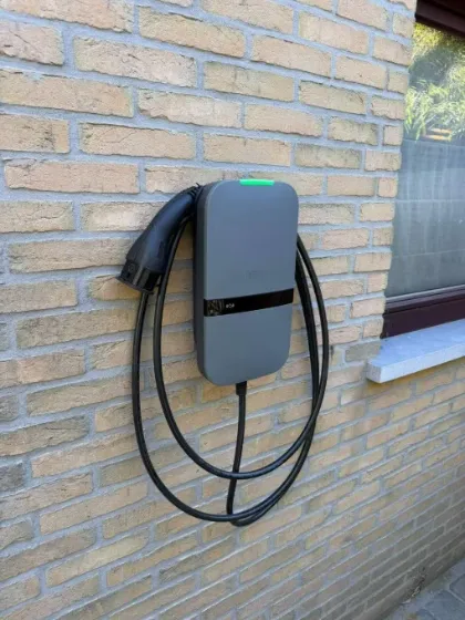 Laadpaal Peblar lichte gevel