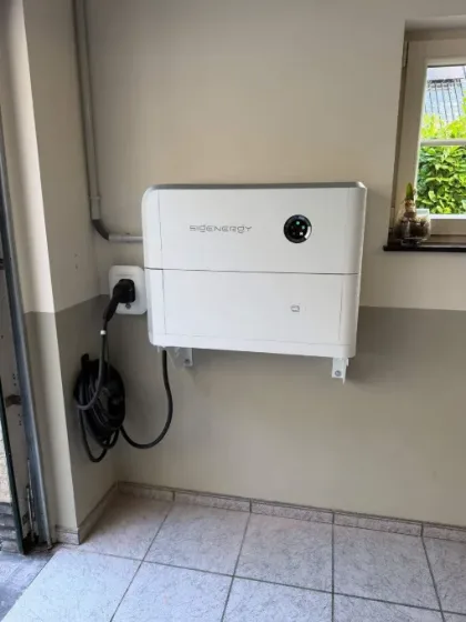 Sigenergy bidirectionele DC-lader aan de wand