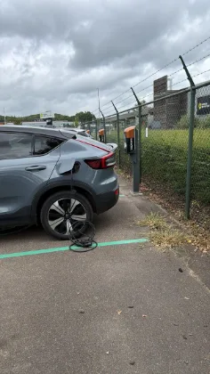 Wagens laden op bedrijfsterrein