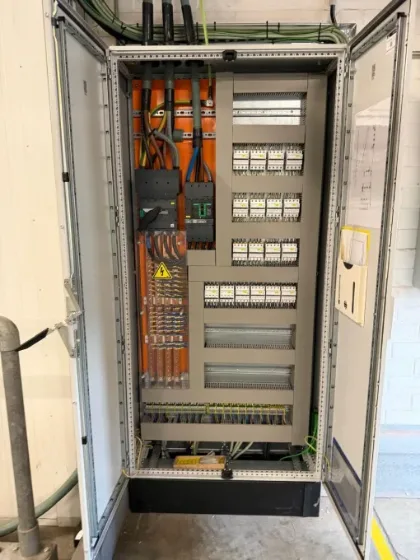 Open verdeelkast met de bekabeling van een laadinstallatie