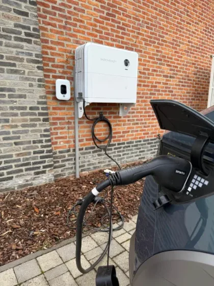 Omvormer met laadpunt wagen laadt