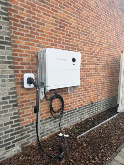 Omvormer met laadpunt bakstenen gevel