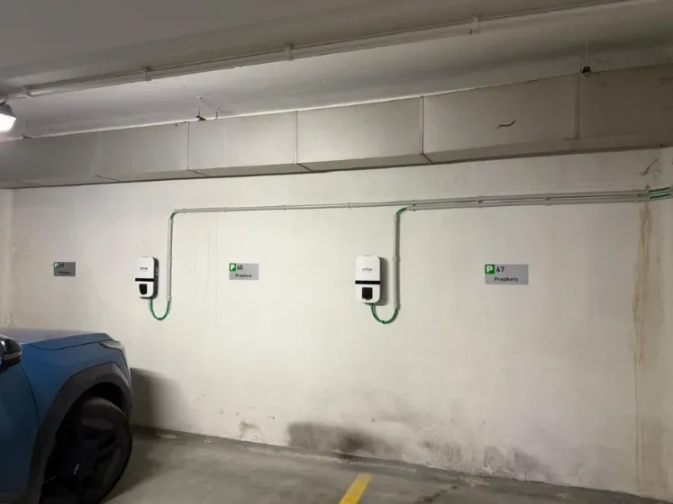 Laadpunten ondergrondse parking rij