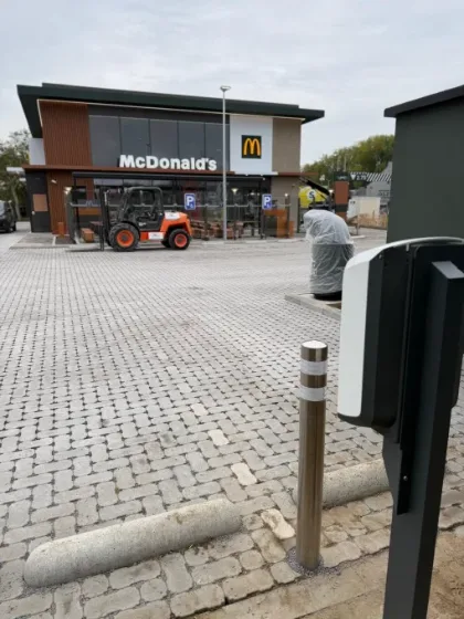 Laadpalen parking fastfoodrestaurant