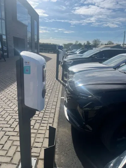 Laadpalen parking autodealer rij