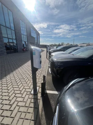 Laadpalen parking autodealer