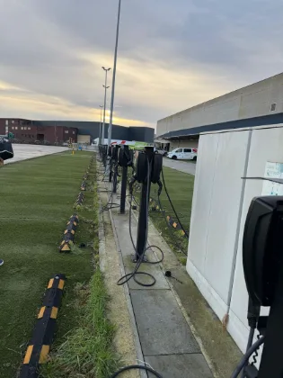 Laadpalen bedrijfsparking rij
