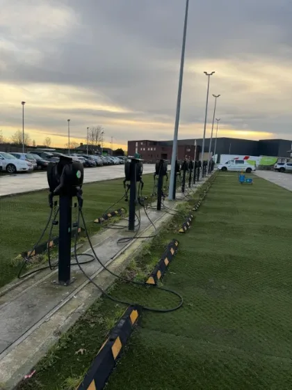 Laadpalen bedrijfsparking rij avond