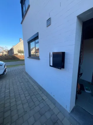 Laadpaal zwart witte gevel tweede