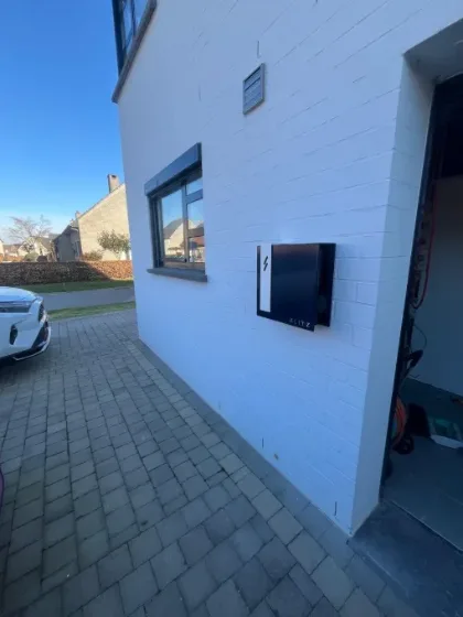 Laadpaal zwart witte gevel
