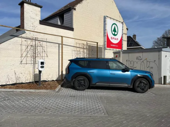 Laadpaal winkelparking wagen laadt