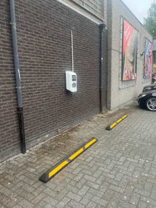 Laadpaal wandmontage bedrijfsgevel