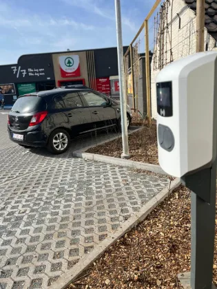Laadpaal op paal winkelparking wagen