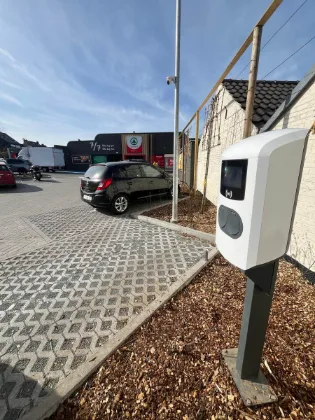 Laadpaal op paal winkelparking detail