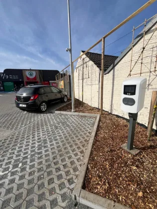 Laadpaal op paal winkelparking