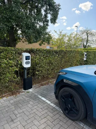 Laadpaal op paal wagen aan de paal