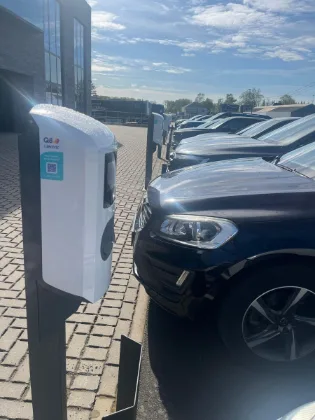 Laadpaal op paal tussen wagens