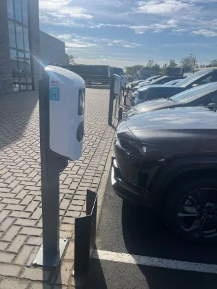 Laadpaal op paal rij wagens
