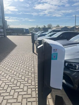 Laadpaal op paal parking zonnig