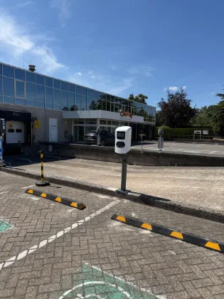 Laadpaal op paal parking toonzaal