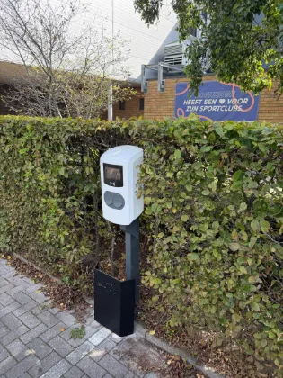 Laadpaal op paal parking sportterrein