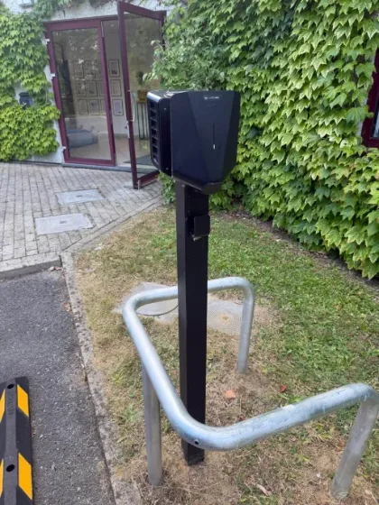 Laadpaal op paal met beugelbescherming