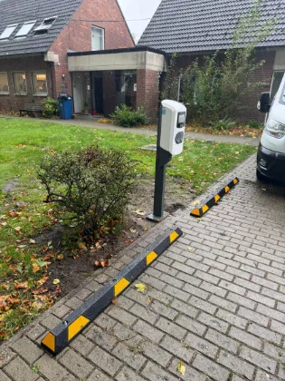 Laadpaal op paal bij woning
