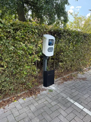 Laadpaal op paal bedrijfsparking
