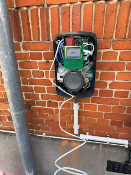 Opengemaakte wandlader met de elektronica zichtbaar