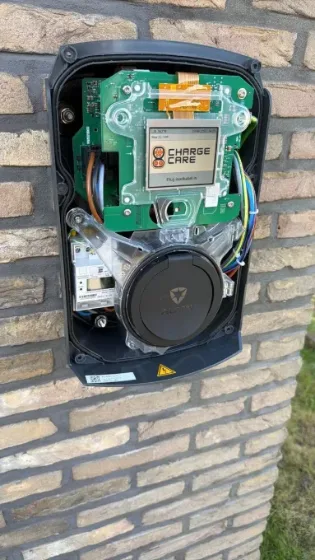 Elektronica van een opengemaakte wandlader