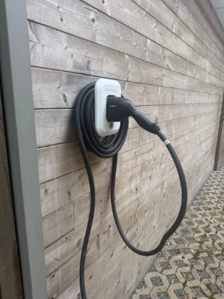 Laadpaal houten gevel