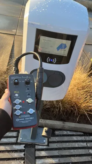Meting aan een laadpaal met een EV-tester